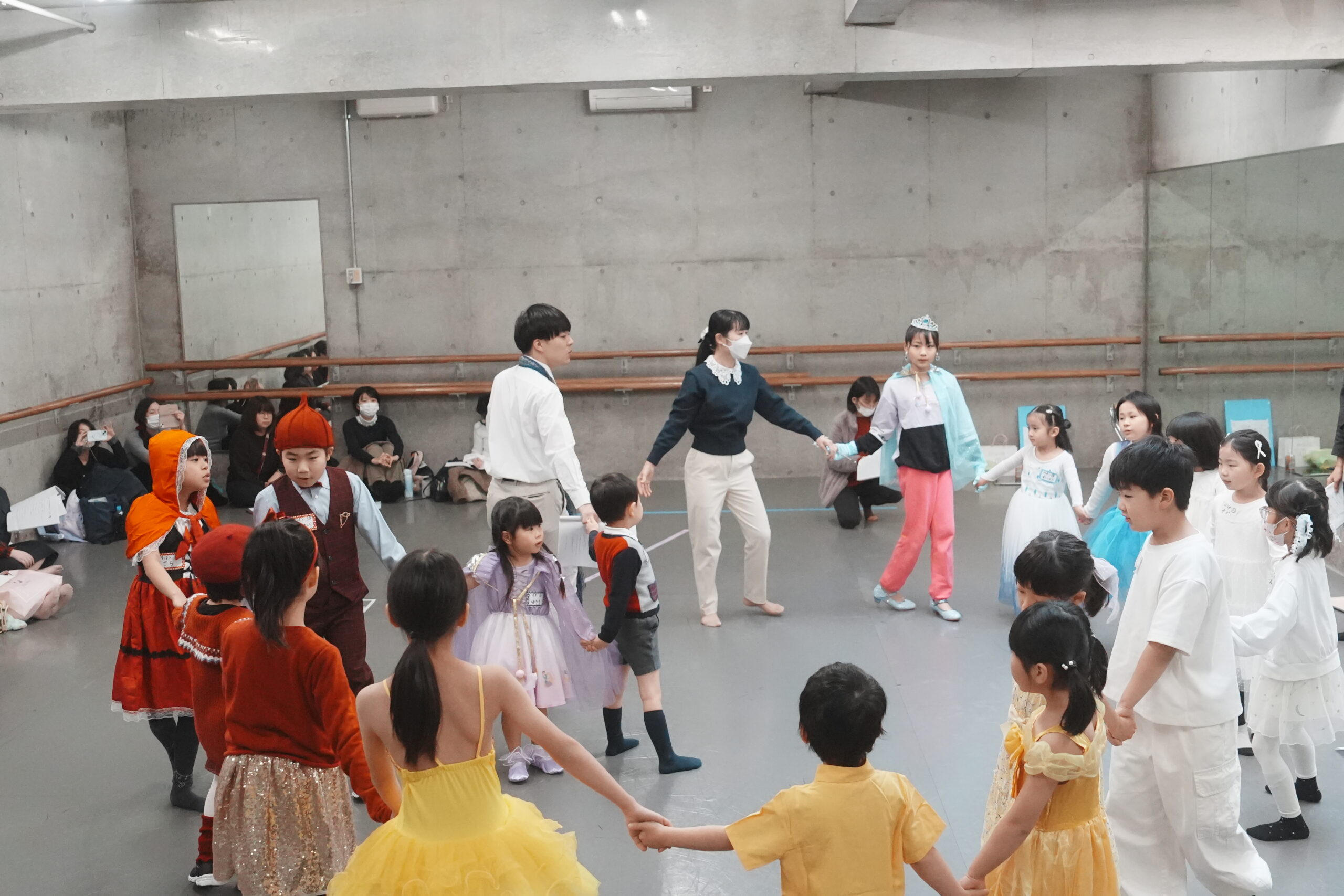 衣装を着てみんなで舞台をつくる様子