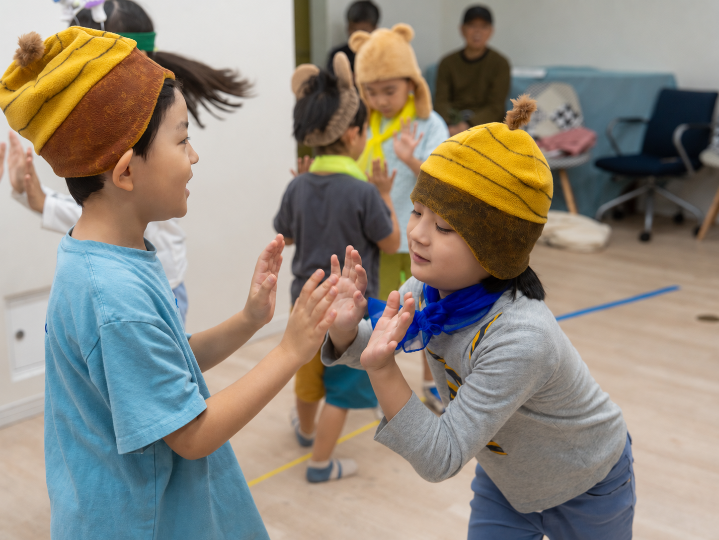 仲間と手を合わせて交流する子どもたち