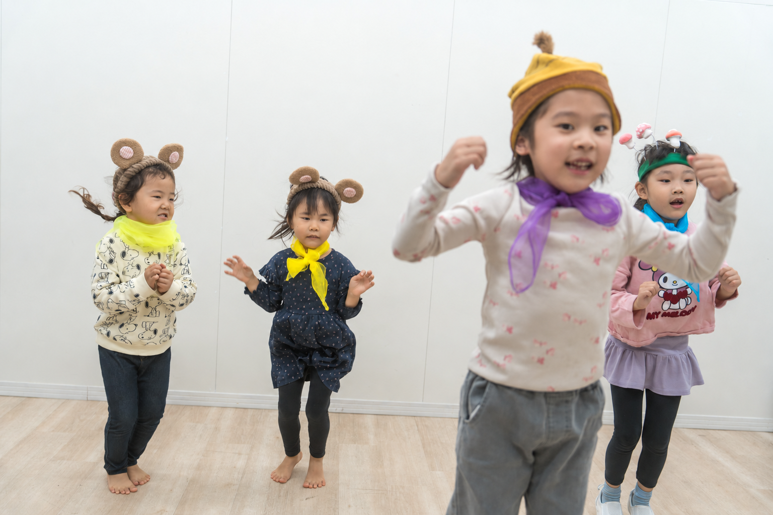 音楽に合わせて元気に体を動かす子どもたち